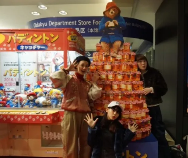 期間限定「パディントン」クレーンゲームが東京・小田急新宿駅西口地下コンコースのイベントスペースに出現