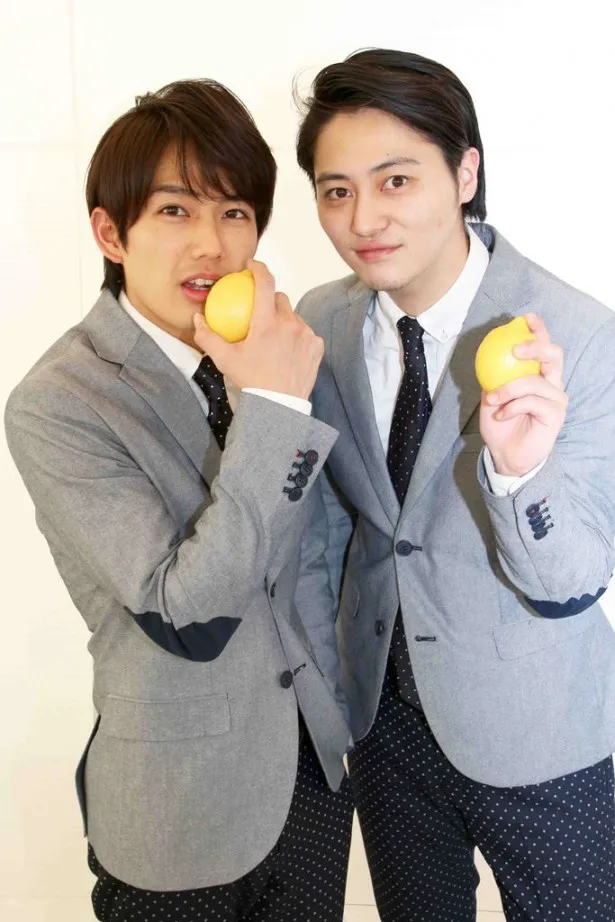 「ザテレビジョン」の表紙風に、レモンを持って撮影する伊村製作所・吉村卓也(左)と伊藤直人(右)