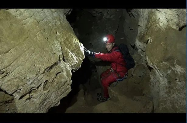 【写真を見る】武井は、南半球で最大といわれる縦穴洞窟でのミッションに挑む