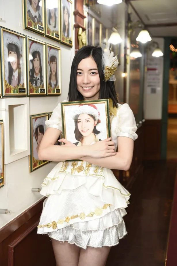 卒業者恒例の儀式として、AKB48劇場に飾られていた自身の写真を取り外した松井珠理奈