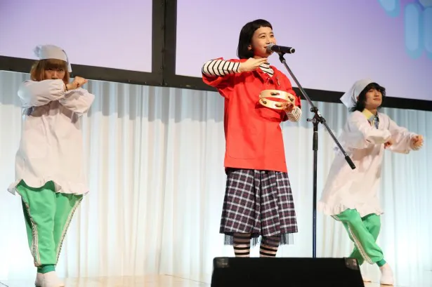 【写真を見る】三戸なつめは、バックダンサーを従えて「みそKAWAII」新曲を初披露！