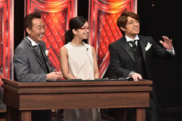 年内最後の「Qさま!!」スペシャルでMCを務めるさまぁ～ず・三村マサカズ、優香、さまぁ～ず・大竹一樹(写真左から)