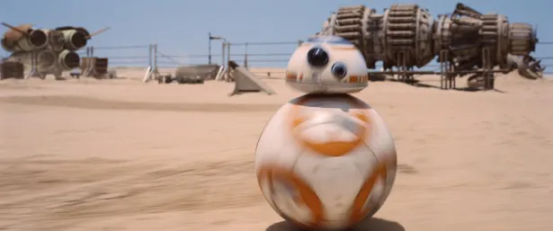 【写真を見る】キュートなフォルムと動き方が公開前から話題だったBB-8