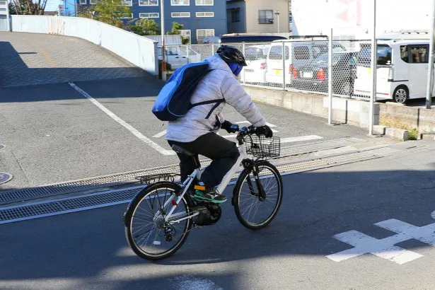 【写真を見る】日本を縦断するにはやや心もとない（!?）自転車と装備で出発