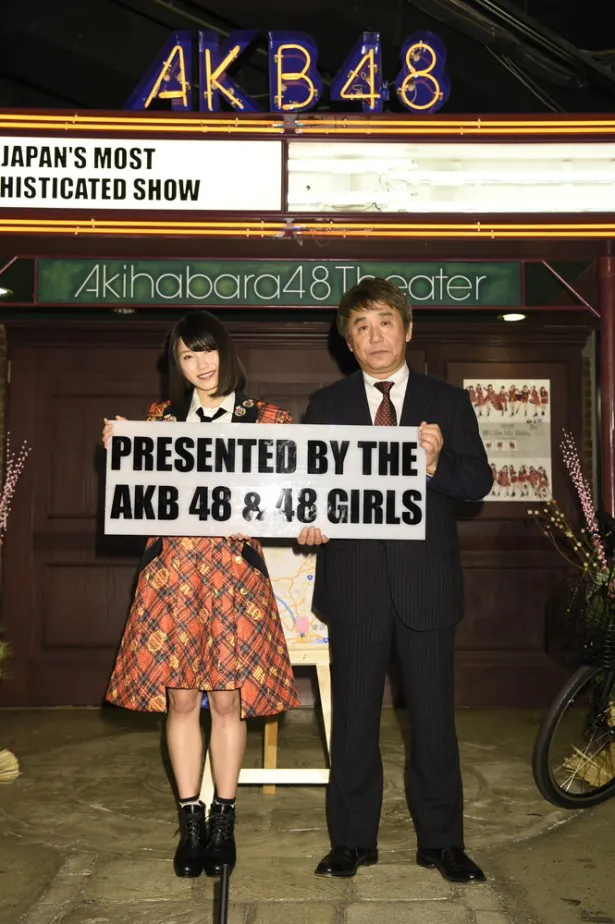 今村氏が運ぶAKB48劇場のプレート