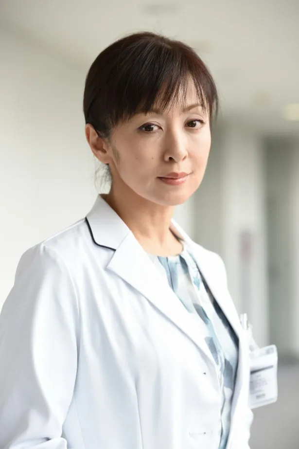 慶良総合病院小児科医・織田玲子を演じる斉藤由貴。極端にリスクを嫌い、業務を機械的にこなす日々を送る
