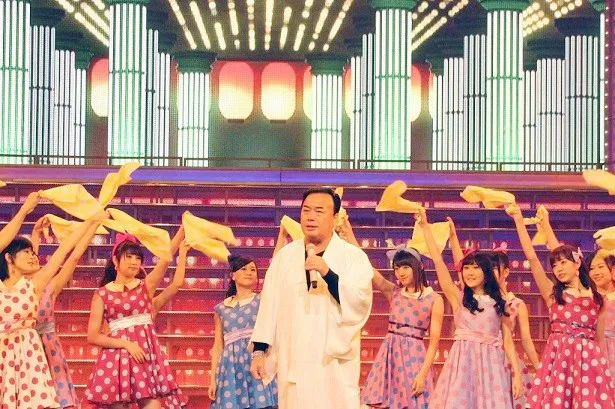 細川たかしとバックダンスを務めるNMB48