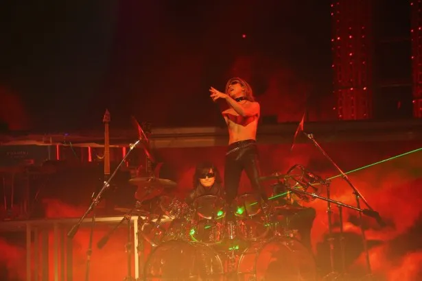【写真を見る】ドラムの上に立つX JAPAN・YOSHIKI