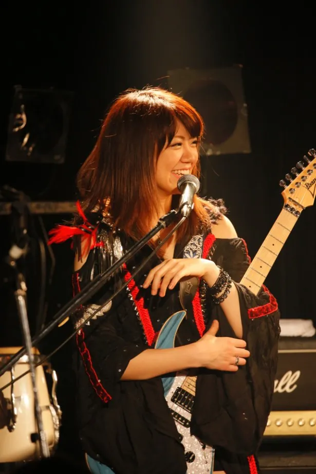 田中作詞による初のシングル曲「宝物」の作曲は、魚住有希が担当した