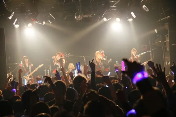 ライブは未発表曲「乙女の諸事情」でスタートし、結成当初からの人気曲「Sweet Tweet」で会場は一気にヒートアップ