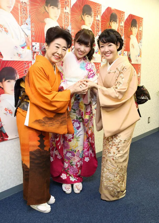 “エビ好き3世代”の（写真左から）中村玉緒、岩佐美咲、田川寿美ががっちり握手