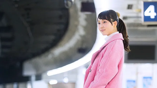 【写真を見る】鉄道アイドルとしてバラエティー番組にも多数出演する松井玲奈