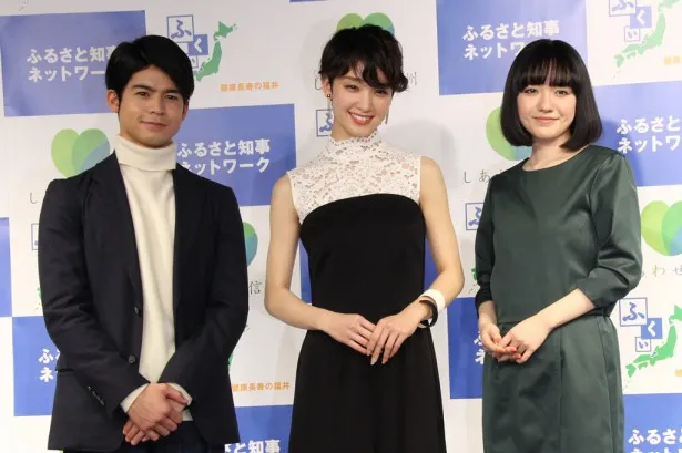 【写真を見る】ドラマに出演する3人(左から)菅谷哲也、剛力彩芽、小島藤子