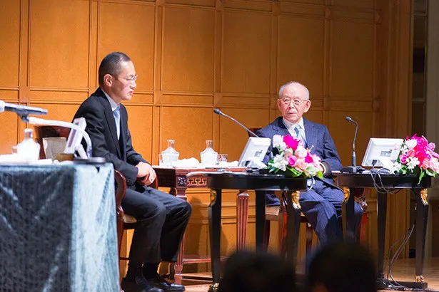 ノーベル物理学賞を受賞した赤崎勇氏(写真右)と、ノーベル生理学・医学賞を受賞した山中伸弥氏(写真左)の公開対談が名古屋で行われた