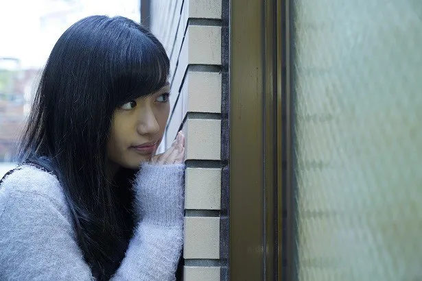 優子は偶然聞こえてきた笛の音に誘われ、路地裏にある日本舞踊教室の窓をのぞき込む