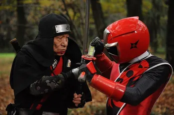 笹野高史が史上最年長で変身、アカニンジャーに!