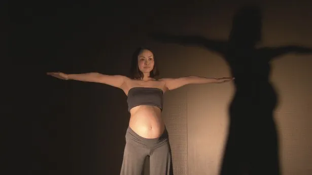 女性カメラマンが、妊娠している女性がおなかを出した姿を撮影するマタニティーフォトを独自に表現