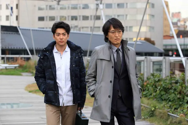 千原ジュニア(右)が萬田銀次郎を演じる「新・ミナミの帝王」の11作目が放送される