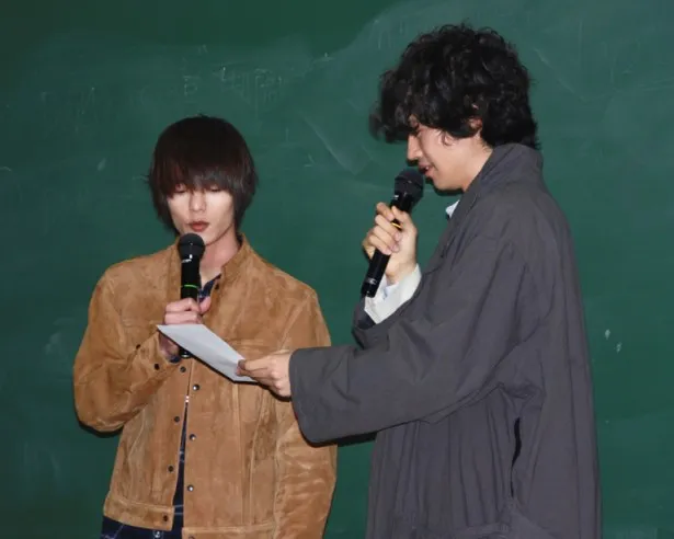 窪田正孝(左)と斎藤工(右)が生徒からの質問に答える