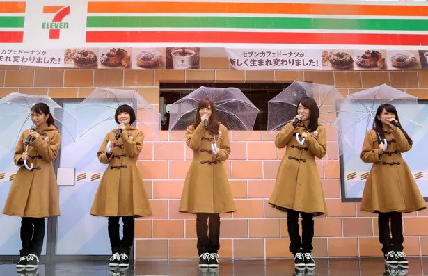乃木坂46メンバーはドーナツに合わせたような色のコートで登場
