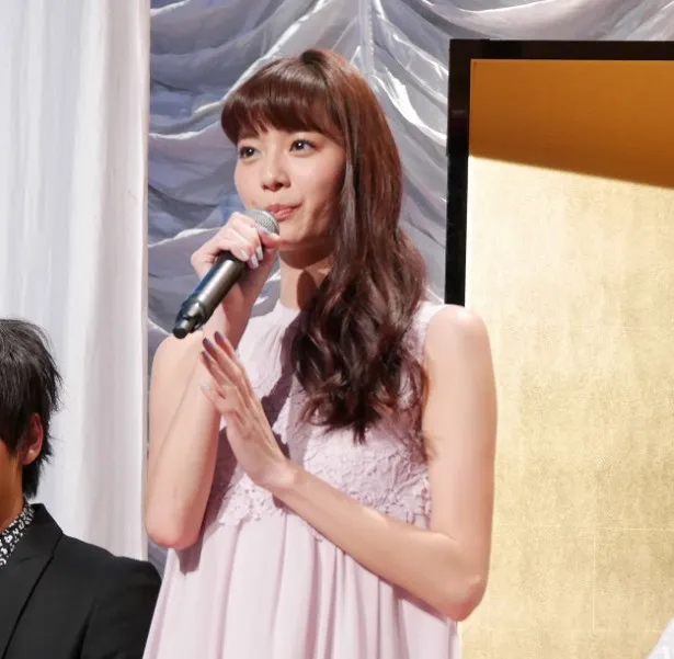 あいさつするうち「いつか、結婚したいな～と思います！」と蓮佛。新川優愛も「分かります、結婚したくなりますよね！女性が特にこみ上げてくるものがあるんじゃないかな」とアピール