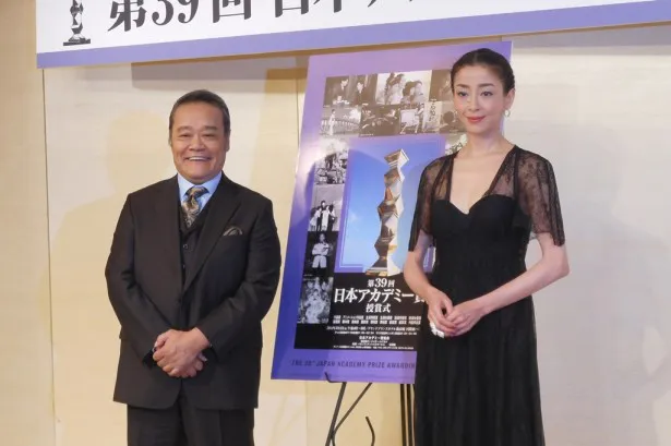 「第39回日本アカデミー賞授賞式」で司会を務める(写真左から)西田敏行と宮沢りえ