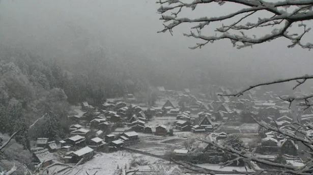 雪の白川郷で、晩秋から冬へと移ろう庄川を体感する