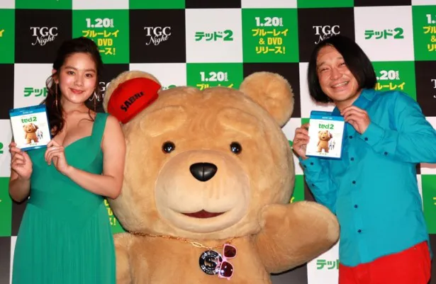 筧美和子(左)と永野(右)が「テッド2」をアピール