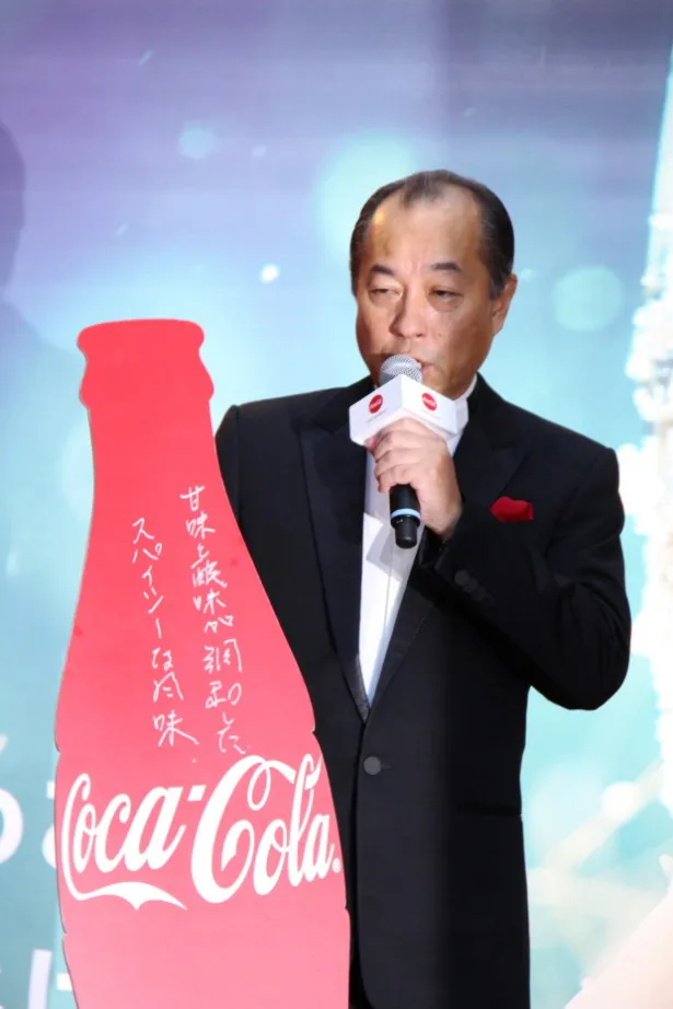 田崎はパネルにコカ・コーラの味わいを簡潔に表現