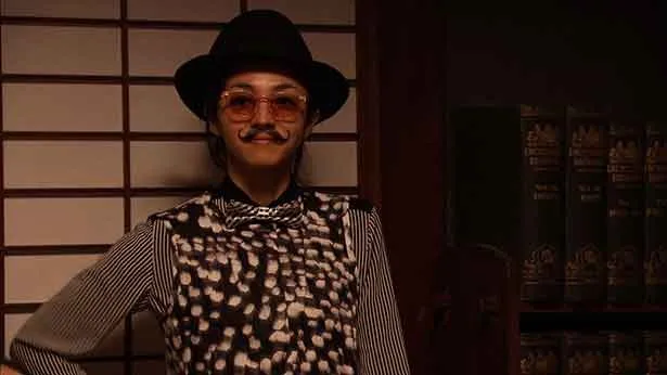 今回の小五郎は第1弾『D坂の殺人事件』の着物姿とは打って変わっての“ひげメガネ”