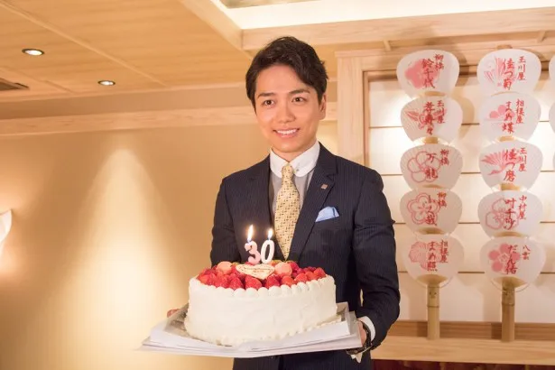 【写真を見る】山崎育三郎は「本当に30歳、すてきなスタートになりました！」と笑顔を見せた