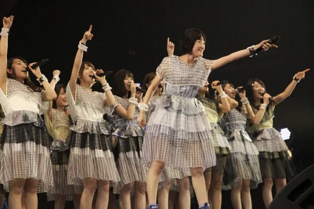 「GUM ROCK FES. In 日本武道館」に出演した乃木坂46。観客を煽る生駒里奈（中央）