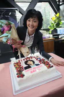 草なぎ剛が南果歩のバースデーを生ギターでお祝い!