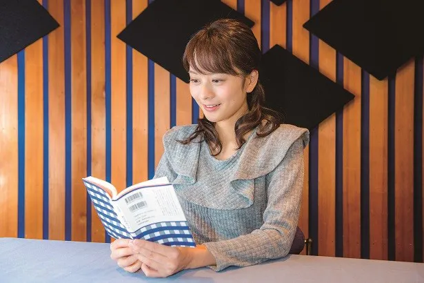 【画像を見る】朗読する高見アナ。学生時代はミス立教に輝いた才女！