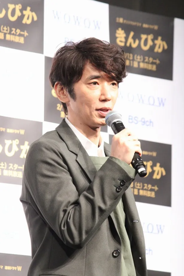 浅田次郎作品には二度目の出演だが、ドラマの現場で浅田に「初めまして」と言ってしまったユースケ
