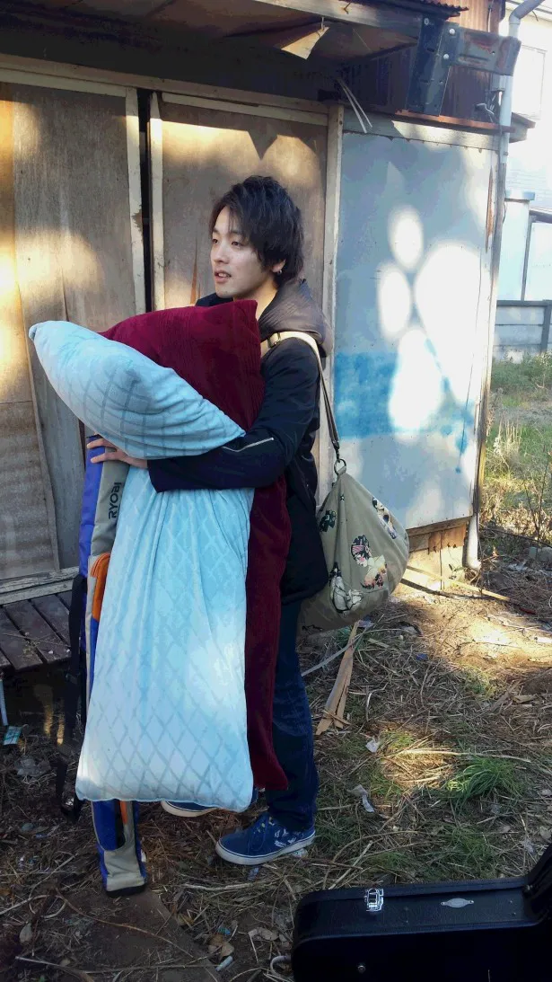 【写真を見る】前川はボロ家での節約生活に愛用の抱き枕を持参!?