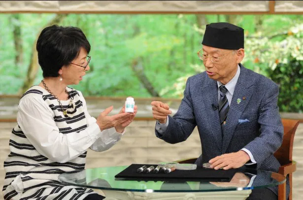 【写真を見る】大村氏の持参した研究器具や微生物などに阿川も大興奮！