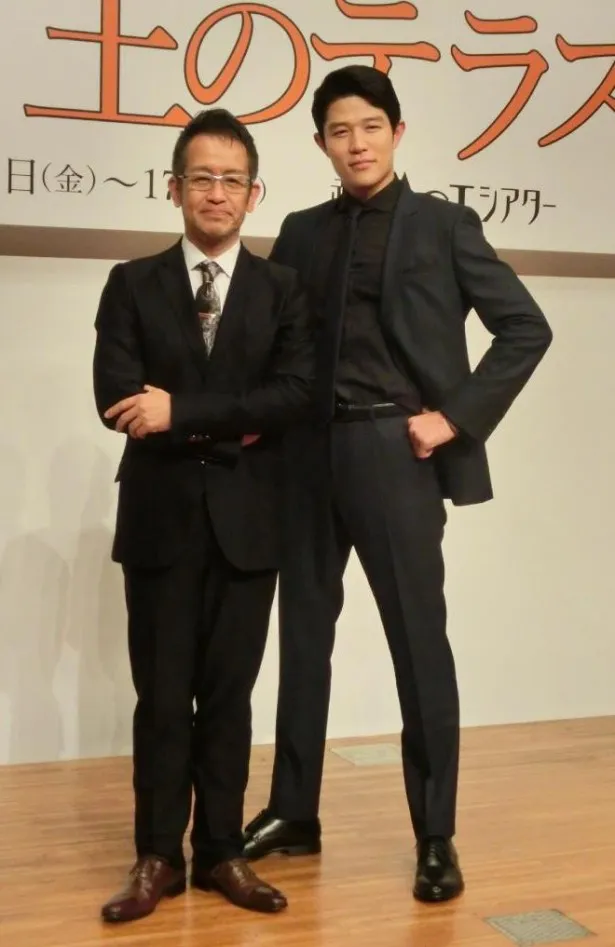 舞台「ライ王のテラス」に主演する鈴木亮平(右)と、演出を担当する宮本亜門(左)