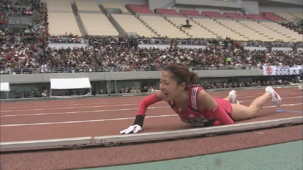 【写真を見る】'08年の大阪国際女子マラソンでゴール直前に転倒してしまった福士加代子選手
