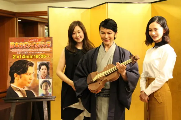 チョコレートでできたバイオリンを手にする武田真治(中央)と、笛木優子(左)、中村ゆり(右)