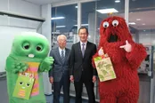 ガチャピン＆ムックと記念撮影をする加地伸行氏(左)と山中伸弥氏(右)