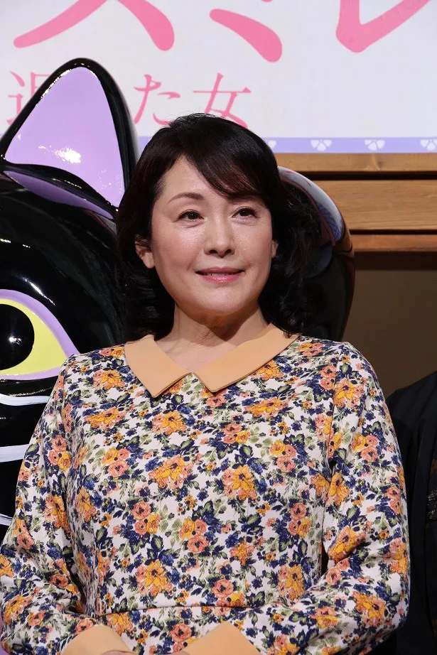 桐谷と同一人物を演じる松坂慶子は、桐谷と同じワンピースで登場