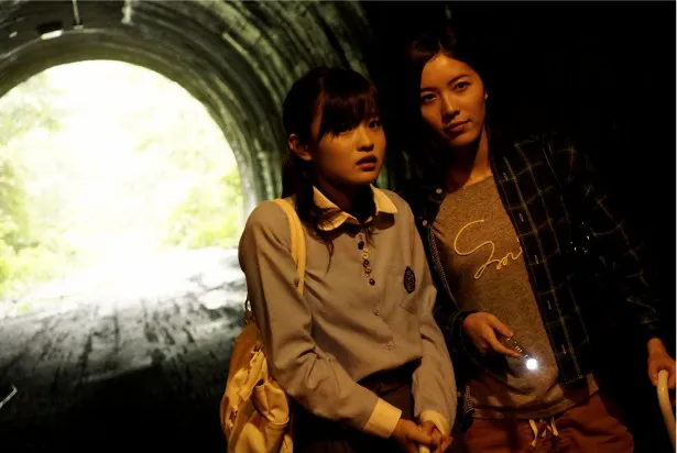 「AKBホラーナイト　アドレナリンの夜」第33話で主演を務めるSKE48・松井珠理奈と森迫永依(写真右から)