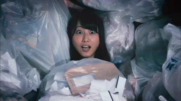 「ニーチェ先生」第5話でゴミ袋の中に入り込む松井玲奈