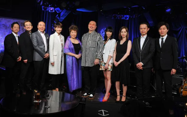 左から、クリヤ・マコトバンド、モト冬樹、マリーン、秋元順子、吉田次郎、番組アシスタントの才恵加とMei、クリヤ・マコトバンド