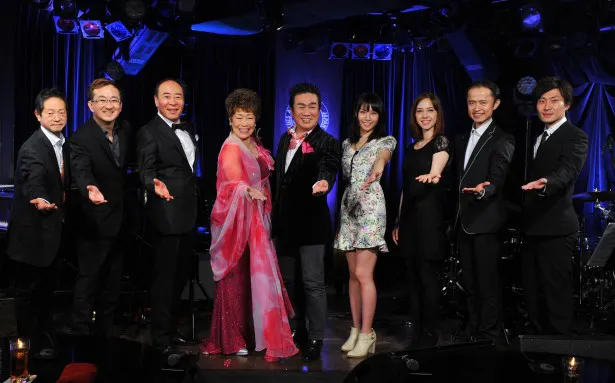 左から、クリヤ・マコトバンド、モト冬樹、秋元順子、BORO、番組アシスタントの才恵加とMei、クリヤ・マコトバンド