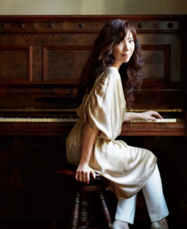 岡本真夜が“mayo”としてピアニストデビューし、「always love you」が映画「夢二～愛のとばしり」の主題歌として起用