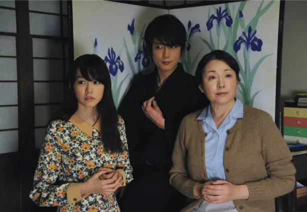 「スミカスミレ　45歳若返った女」で、同一の役を演じる桐谷美玲と松坂慶子(写真手前左から)