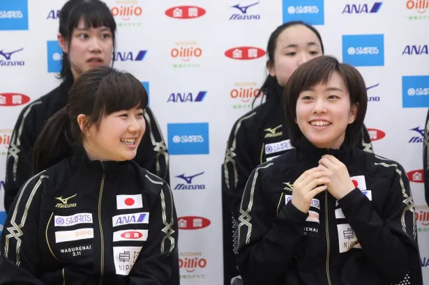 卓球の世界選手権団体戦の会見で笑顔を見せる福原愛と石川佳純
