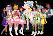 【写真を見る】「ライブミュージカル『プリパラ』み～んなにとどけ！プリズム☆ボイス」公開舞台稽古で、i☆Ris、SKE48高柳明音（左端）、山田親太朗（右端）が「ぴのん」と記念撮影
